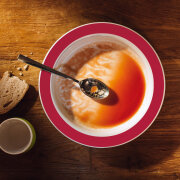 Teller rot mit Kipp-Trick, Ø 27 cm